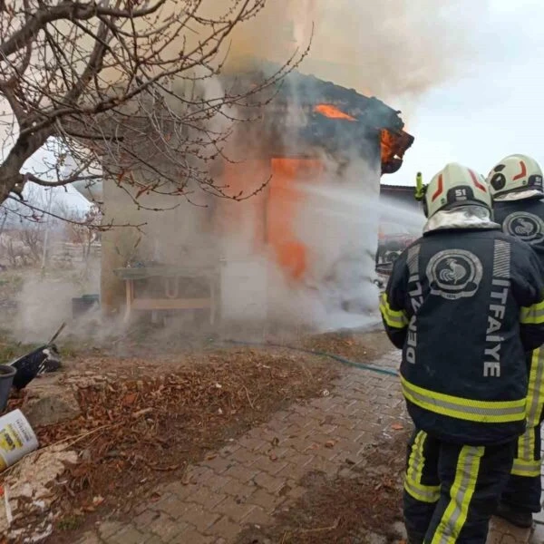 Denizli İtfaiyesinde görev yapan üç kadın itfaiyeci.-2