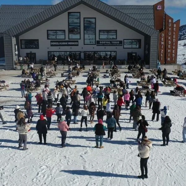 Denizli Kayak Merkezi'nde düzenlenen zumba etkinliği.-2