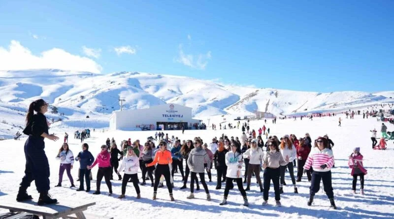 Denizli Kayak Merkezi'nde Zumba Keyfi: Belediye'nin Spor Kursları Kadınları Bir Araya Getirdi 1