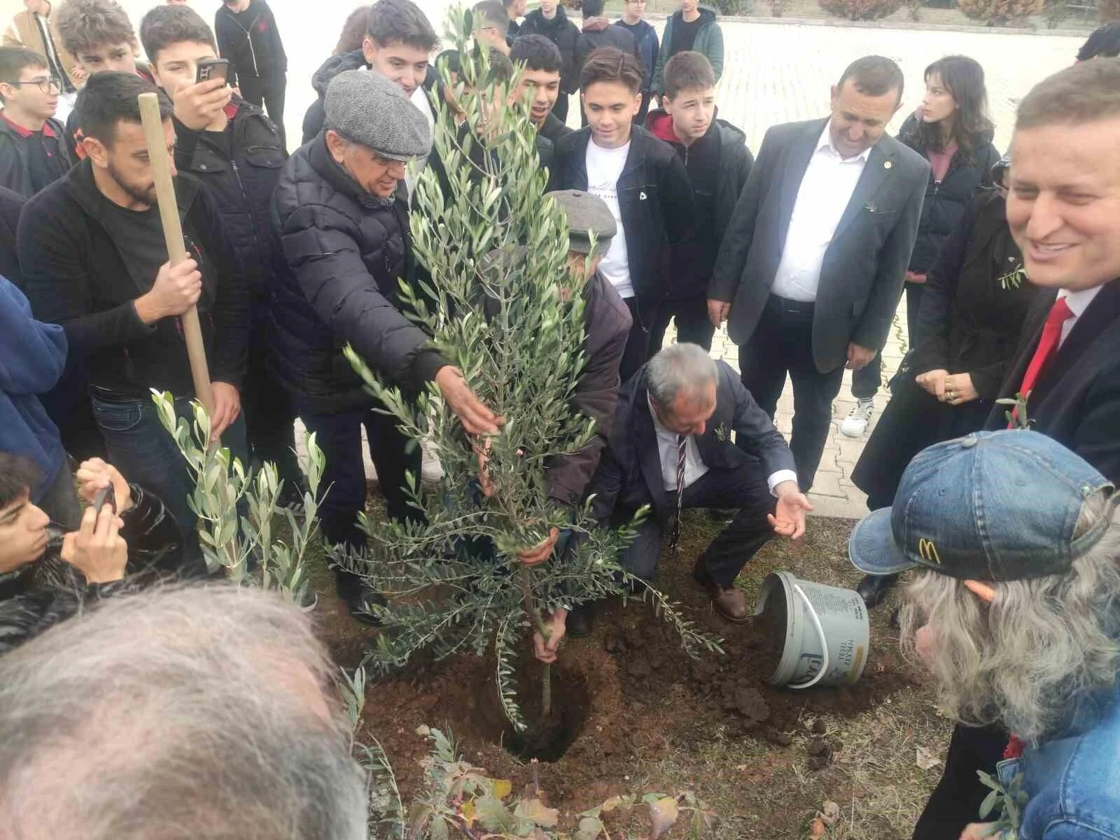 Denizli’nin Necla-Ergun Abalıoğlu Ticaret Mesleki ve Teknik Anadolu Lisesi, 63. Yıl Dönümünde 63 Zeytin Ağacı Dikti