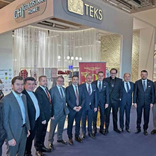 Denizli Ticaret Odası Başkanı Uğur Erdoğan, Heimtextil 2025 fuarında Denizli'den gelen sanayicilerle görüşüyor.-3