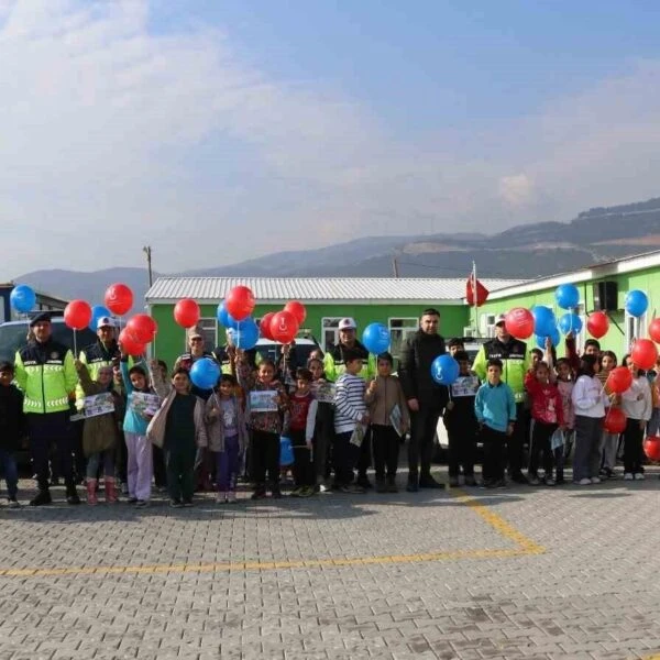 Depremzede öğrenciler trafiğe yönelik eğitim alıyorlar.-3