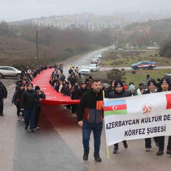 Dev Türk bayrakları ile yürüyüş-1