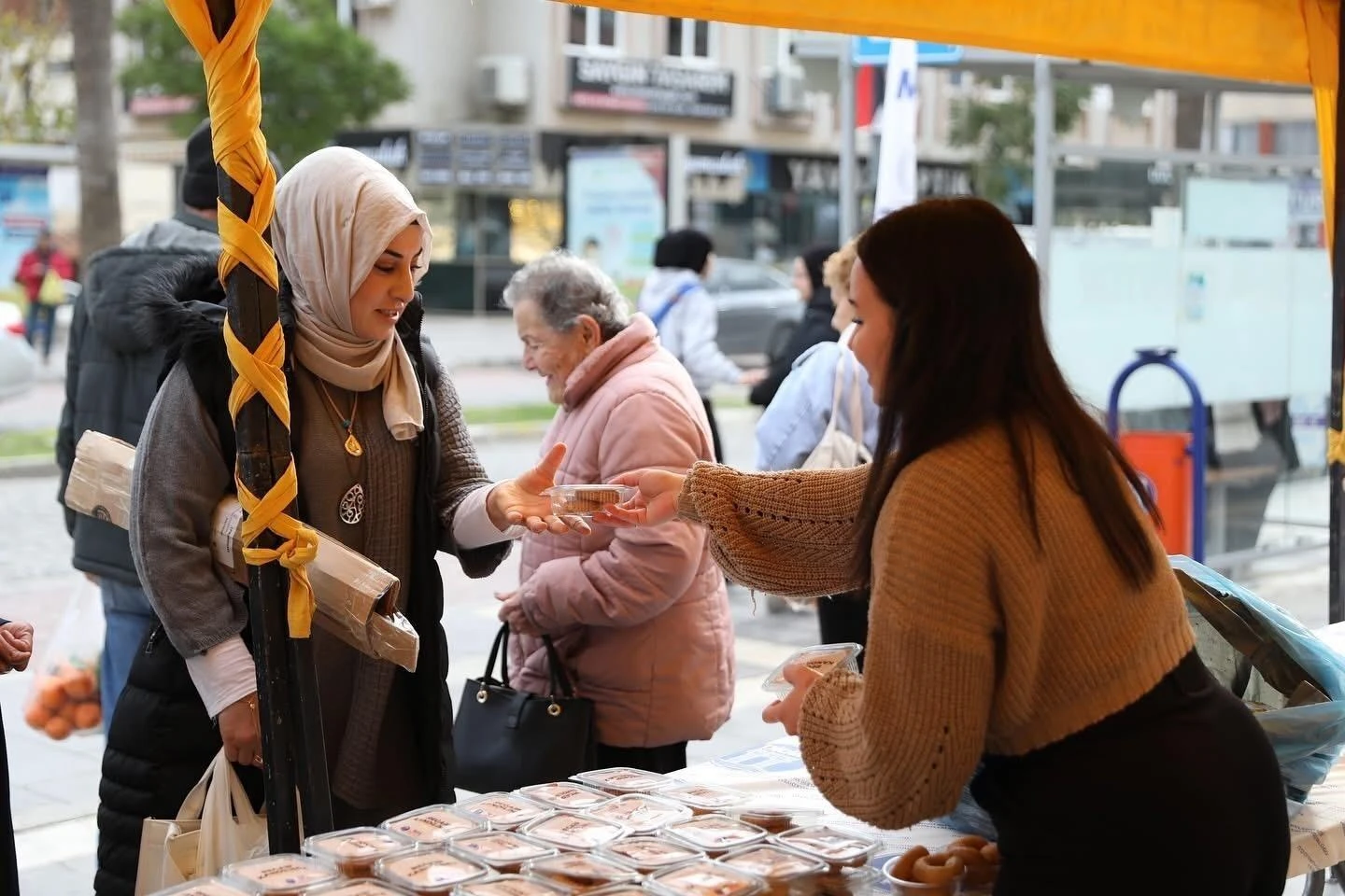 Didim Belediyesi Regaip Kandili’nde Vatandaşlara Kandil Simidi İkram Etti