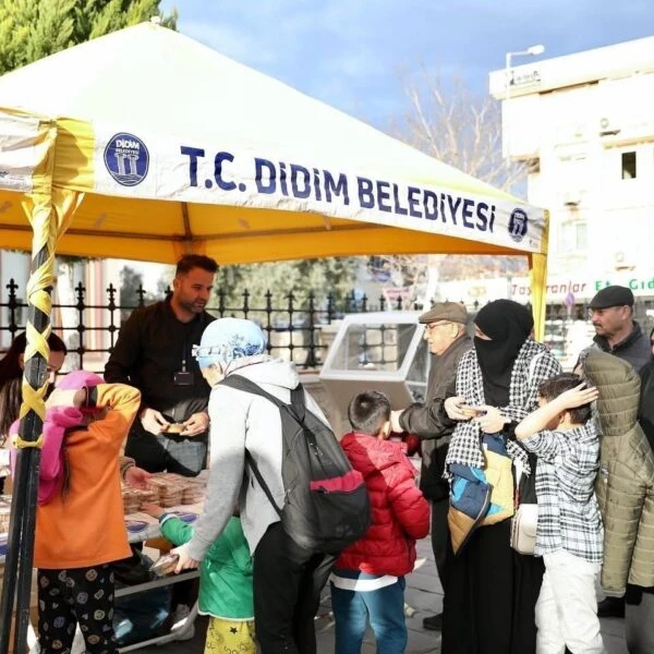 Didim Belediyesi yetkilileri Regaip Kandili'nde vatandaşlara kandil simidi ikram ediyor.-1