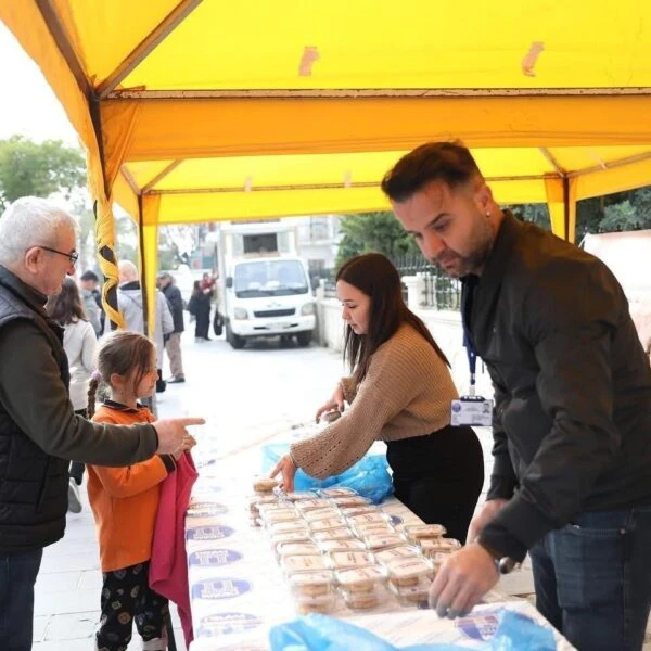 Didim Belediyesi yetkilileri Regaip Kandili'nde vatandaşlara kandil simidi ikram ediyor.-3