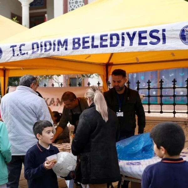 Didim Belediyesi yetkilileri Regaip Kandili'nde vatandaşlara kandil simidi ikram ediyor.-5