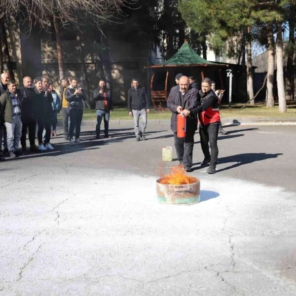 Diyarbakır Büyükşehir Belediyesi personeli ilk yardım eğitimi alıyor-1