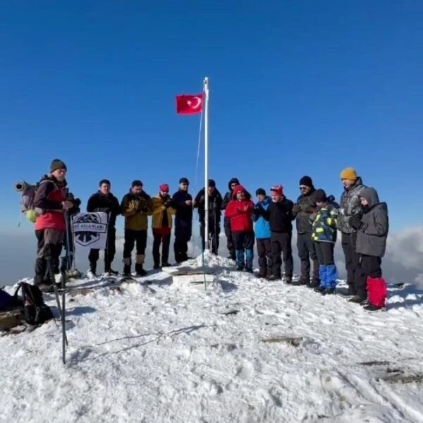 Doğaseverler Mığır Tepesinde Türk Bayrağı Değiştiriyor-1