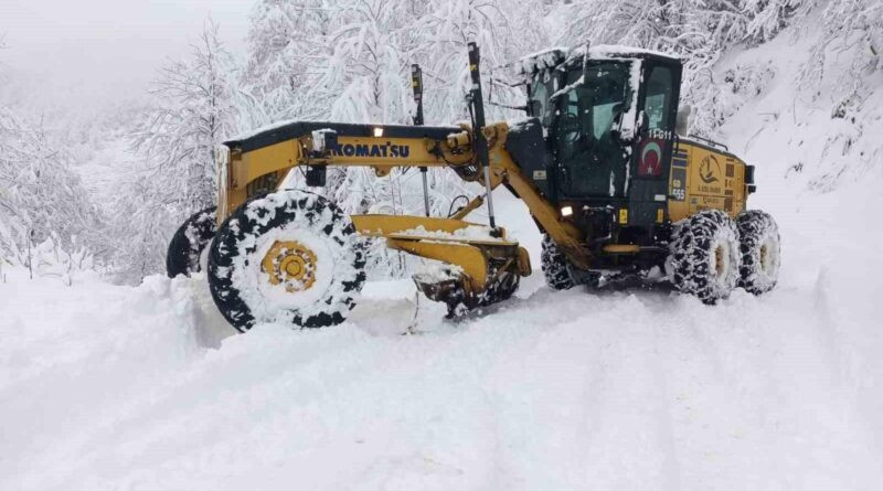 Doğu Karadeniz'de Kar Yağışı, Köy ve Mahalle Yollarını Ulaşıma Kapatıyor 1