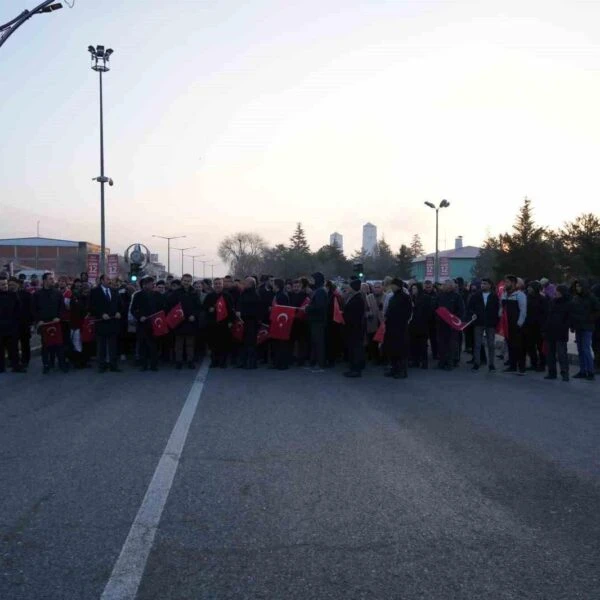 Dörtyol Meydanı'nda şehitler ve Gazze için dua eden kalabalık-2