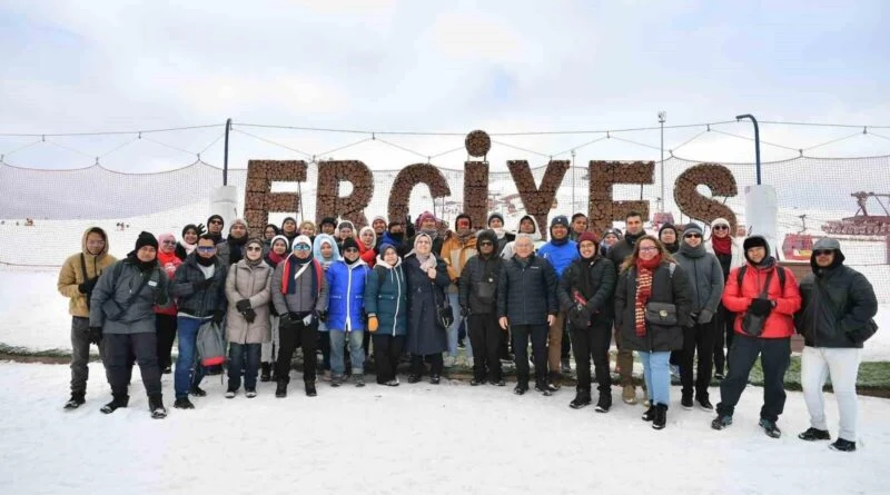 Dr. Memduh Büyükkılıç, Kayseri Erciyes Kayak Merkezi'ni Ziyaret Etti ve Kayakseverlerle Buluştu 1