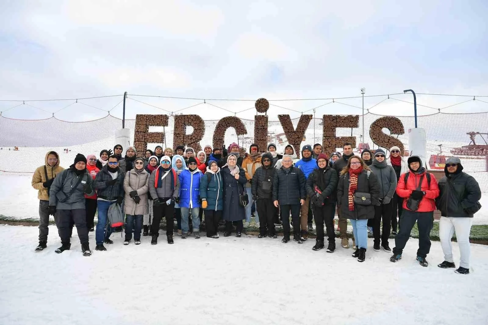 Dr. Memduh Büyükkılıç, Kayseri Erciyes Kayak Merkezi’ni Ziyaret Etti ve Kayakseverlerle Buluştu