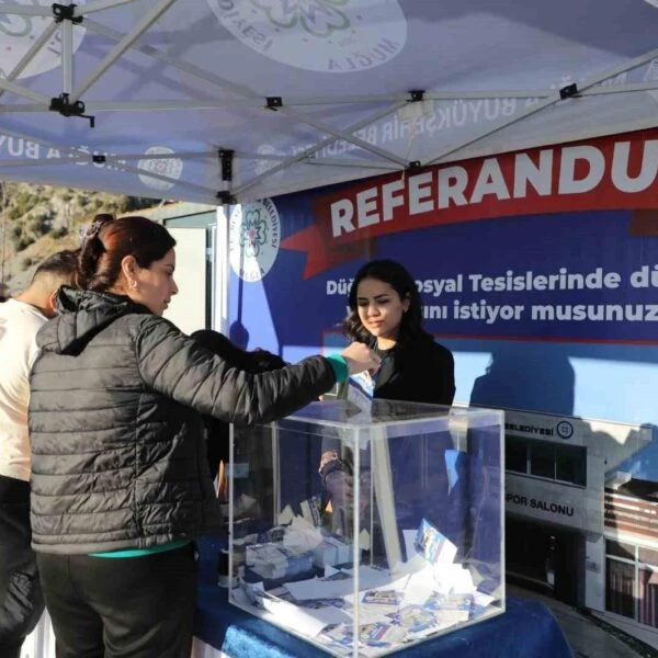 Düğerek Mahallesi sakinlerinin katılım gösterdiği referandumda düğün salonunun olup olmayacağı karara çıktı.-2