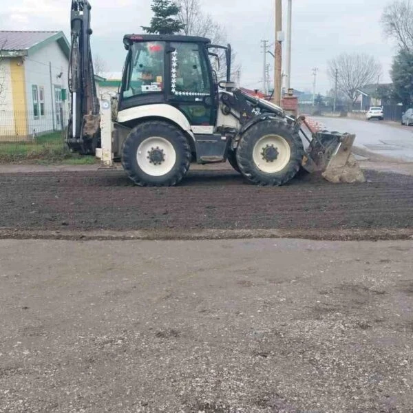 Düzce Belediyesi ekipleri Asar Kemer Park'ta kaldırım düzenlemesi yapıyor.-1