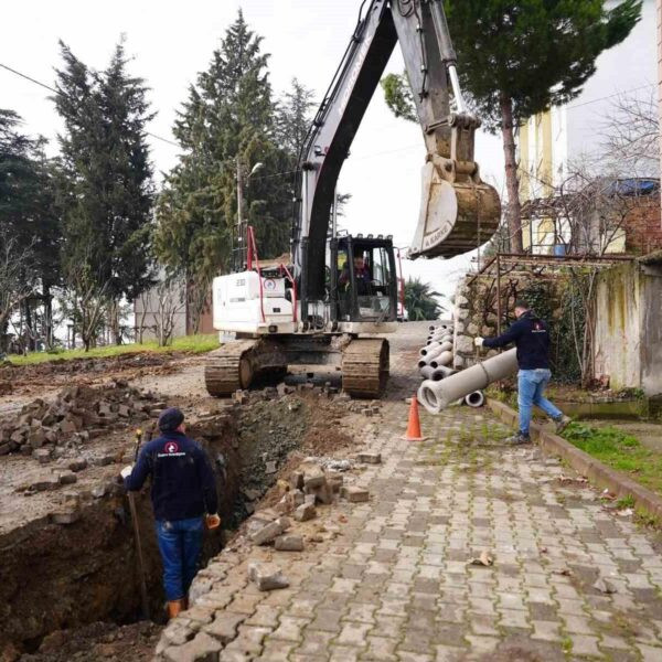 Düzce Belediyesi ekipleri kanalizasyon hattını yeniledi