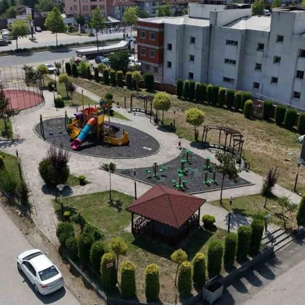 Düzce Belediyesi'nin park ve yeşil alan bakım ekibinin çalışması-2