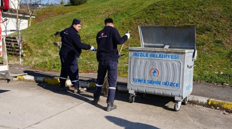 Düzce Çöp Şoföründen Konteynerlara Atık Yatırdığı Uyarı 1