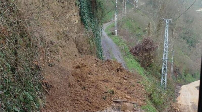 Düzce Cumayeri'nde Heyelan Sonrası Yol Trafiğe Açıldı 1