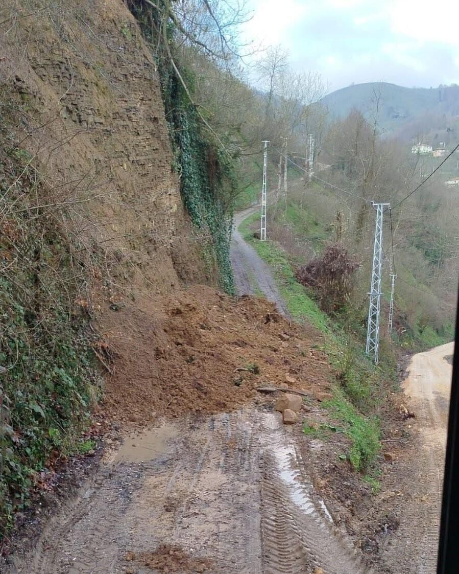 Düzce Cumayeri’nde Heyelan Sonrası Yol Trafiğe Açıldı