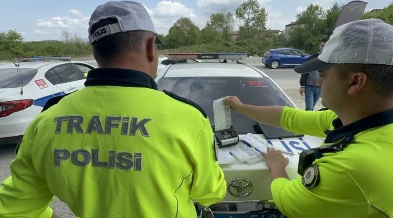 Düzce'de 2024 Yılı Trafik Denetimleri: 4 Bin 895 Araç Trafikten Men Edildi 1