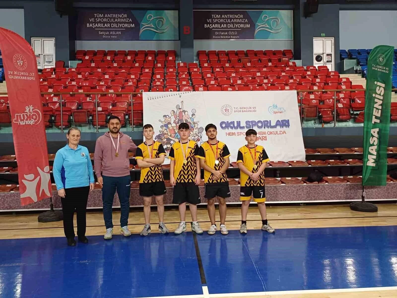 Düzce’de Okul Sporları Masa Tenisi Gençler Müsabakaları: Koca Yusuf ve Şişli Terakki Lisesi Birinci Oldu