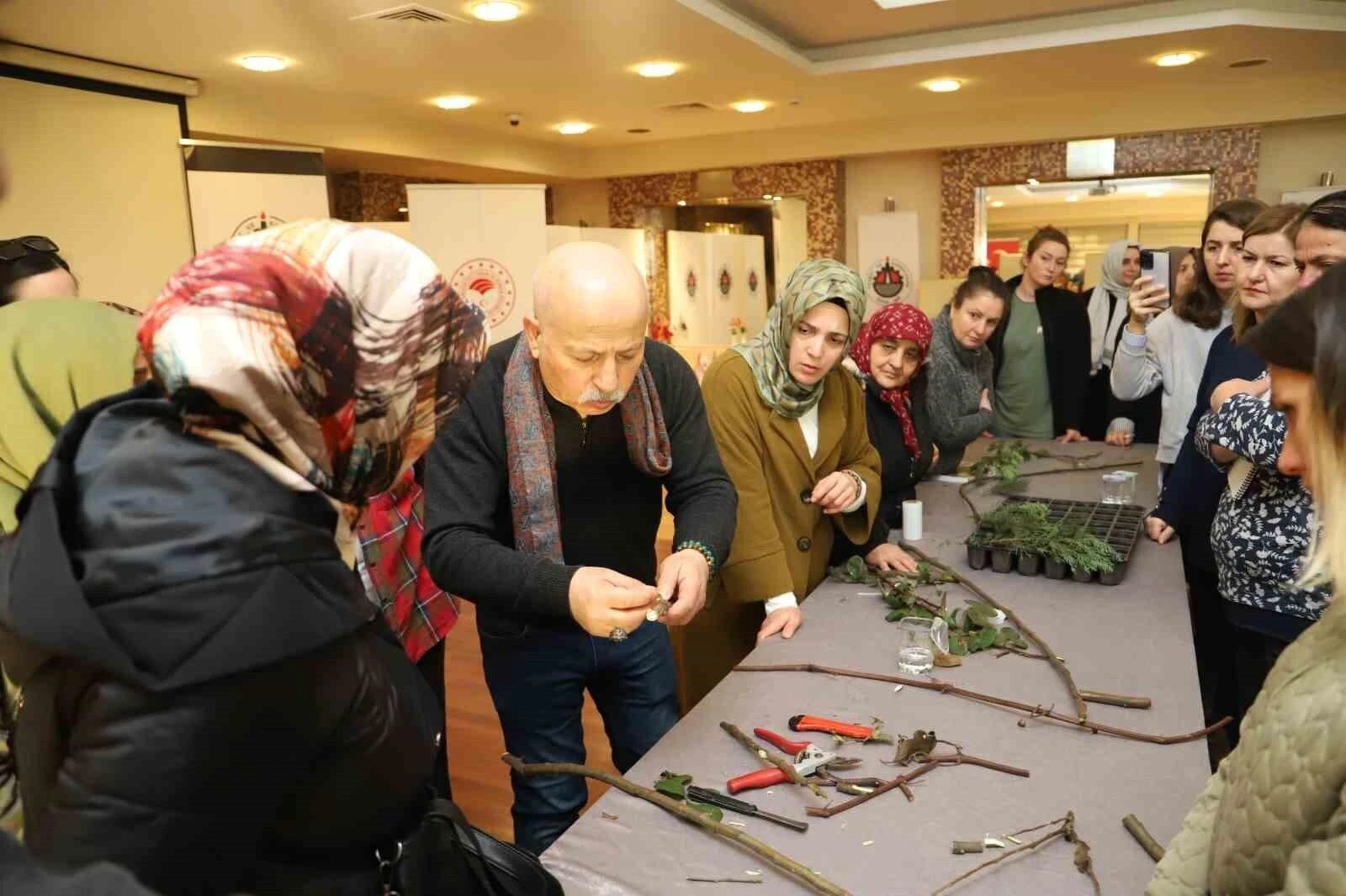 Düzce’de Tarımda Kadın Eli Projesi’nde Meyve Ağaçlarında Budama Eğitimi