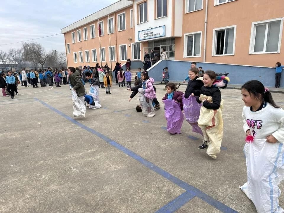 Düzce Gençlik ve Spor Müdürlüğü, Gümüşpınar Mehmetçik İlkokulu Öğrencilerine Unutulmaz Bir Gün Yaşattı