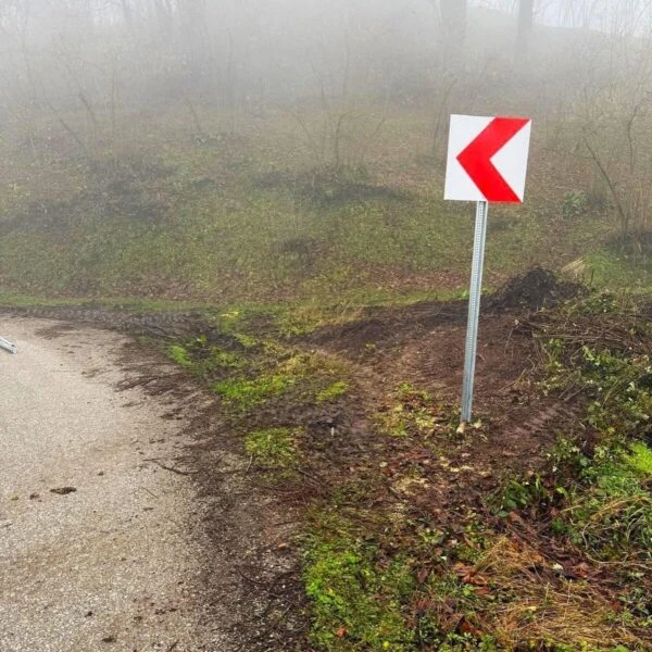 Düzce İl Özel İdaresi ekibi trafik levhası yerleştiriyor