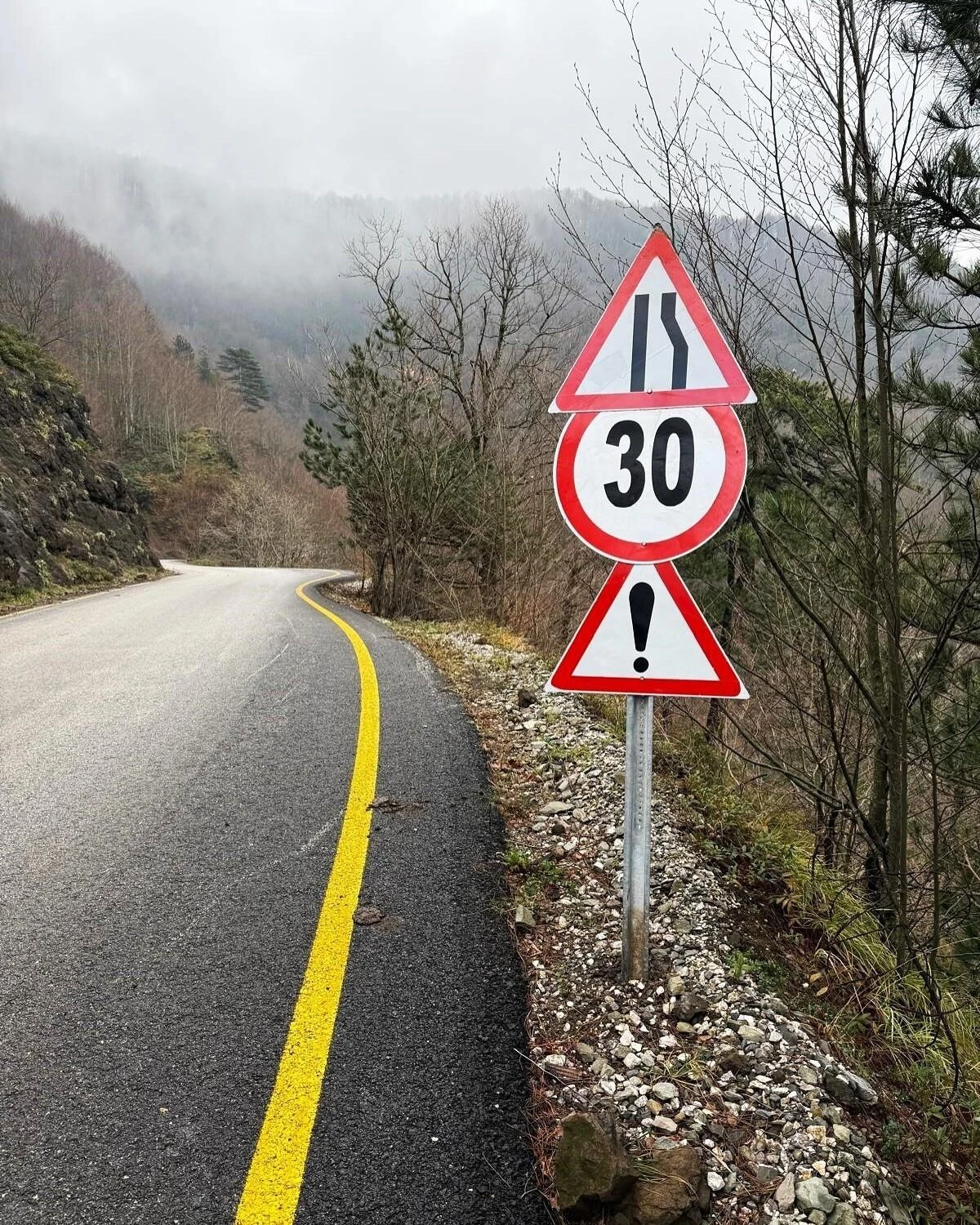 Düzce İl Özel İdaresi, Güzeldere Şelalesi’nde Trafik Levhası Yerleştirdi