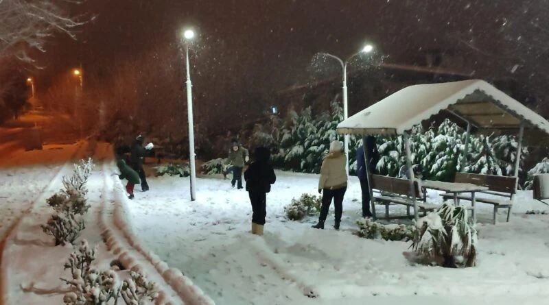 Edirne Keşan'da Kar Yağışı: Çocuklar Parklarda Kartopu, Sürücüler Yollarda Zorluk Yaşadı 1