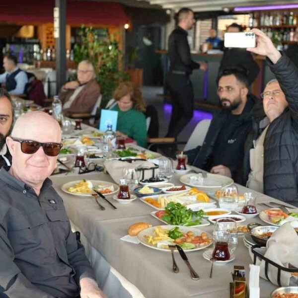 Edremit Belediye Başkanı Mehmet Ertaş gazetecilerle hatıra fotoğrafı çektiriyor.-2