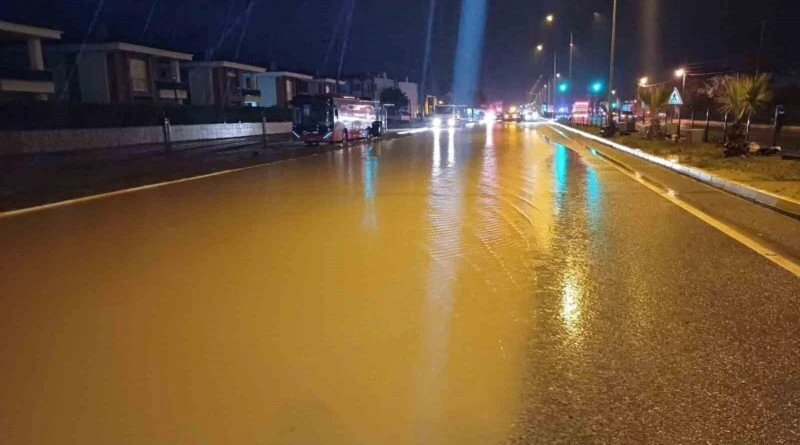 Edremit-Çanakkale Yolu Su Baskını Sonrası Trafiğe Açıldı 1