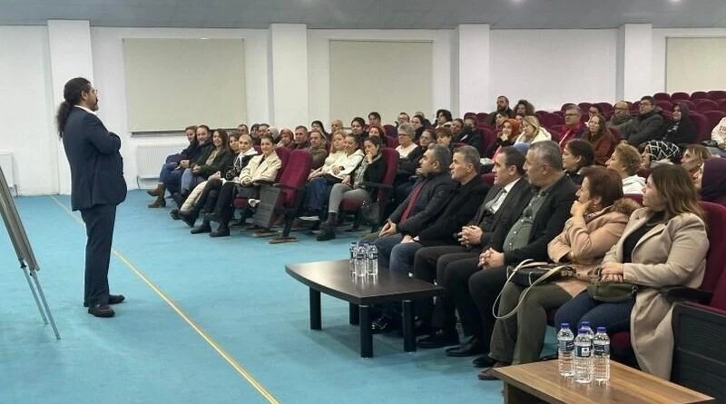 Edremit Kaymakamı Çocuk-Ergen Sorunları Seminere Katıldı 1