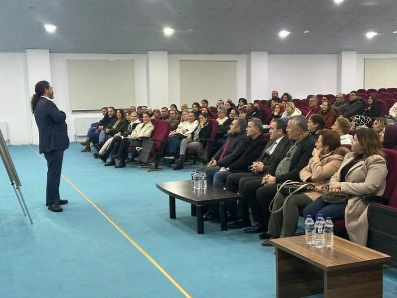 Edremit Kaymakamı Çocuk-Ergen Sorunları Seminere Katıldı