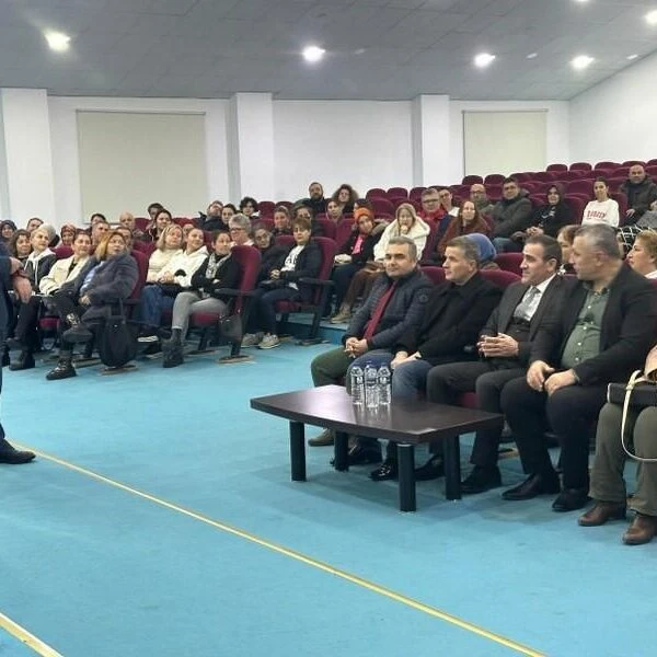 Edremit Kaymakamı İlyas Memiş, Çocuk-Ergen Sorunları Seminere katılıyor.-1