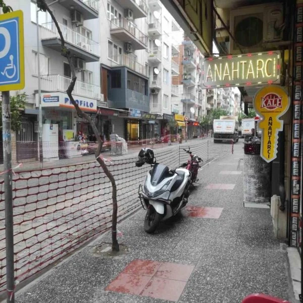 Efeler ilçesinde Cumhuriyet Caddesi'nde asfaltlama çalışmaları-1