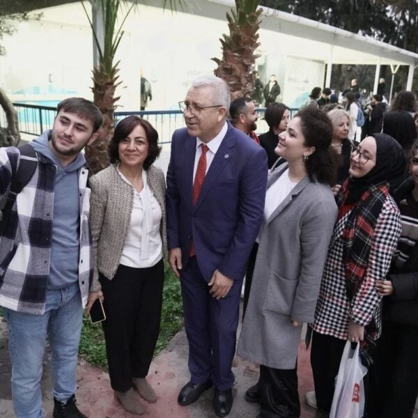 Ege Üniversitesi öğrencilerinin projeler üzerinde çalıştığı bir sahne-1