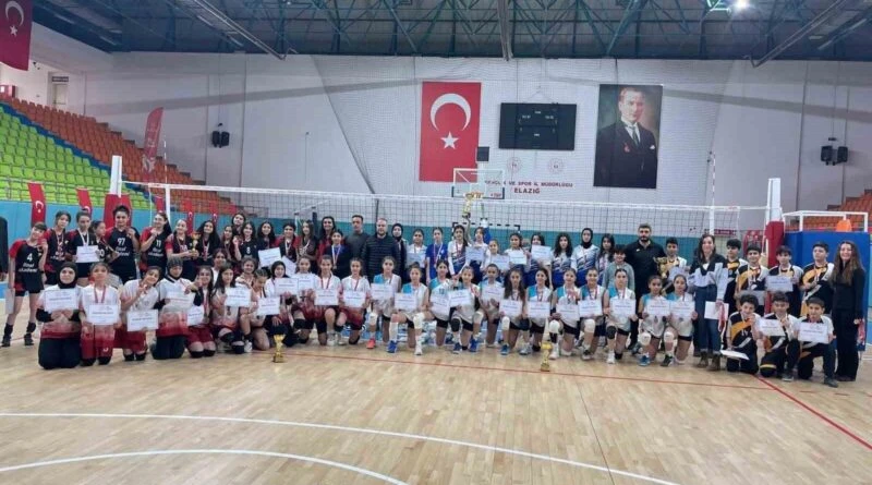 Elazığ'da Voleybol Yıldızlar Kız-Erkek Müsabakaları sona erdi 1