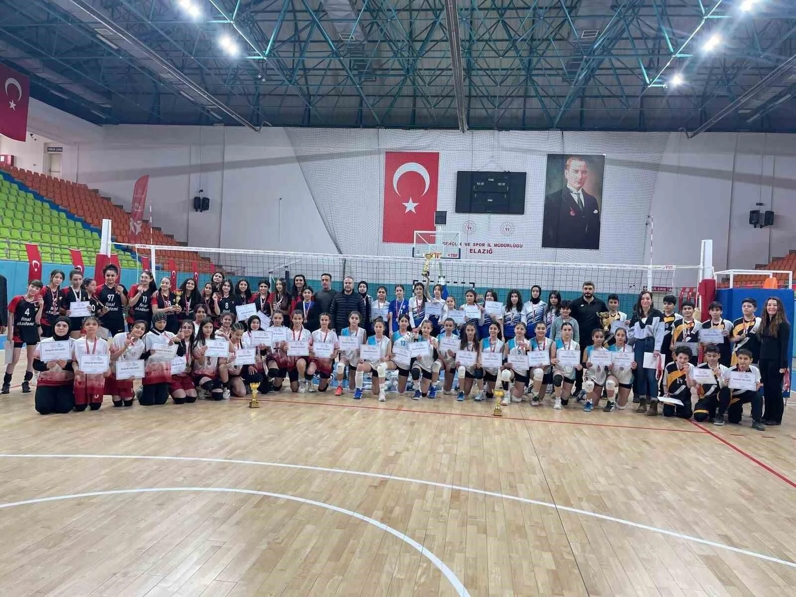 Elazığ’da Voleybol Yıldızlar Kız-Erkek Müsabakaları sona erdi