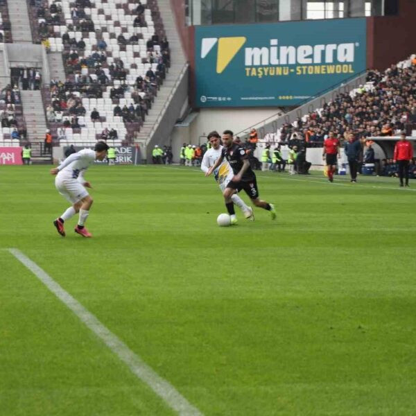 Elazığspor taraftarlarının heyecanlı bir anı.-2