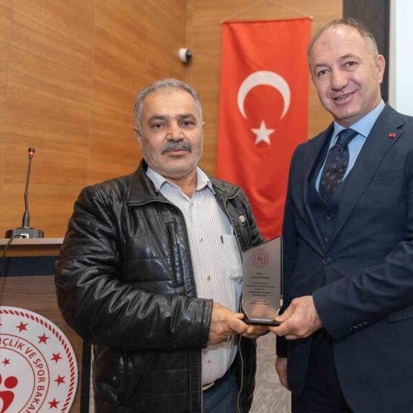 Emekli personele plaket takdim ediliyor-1