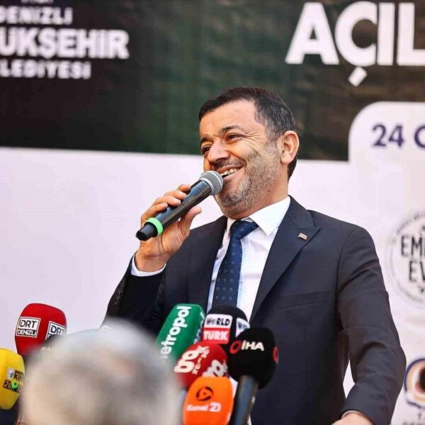 Emekli yurttaşlar, Denizli Büyükşehir Belediyesi'nin açtığı Emekli Evim'de bir araya geliyor ve çay içiyor.-8