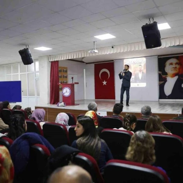 Emrah Varol'un 'Vatanı Yüreğinde Taşıyanlar' kitabının imza töreninde mübadiller-1