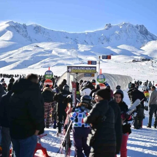 Erciyes Kayak Merkezi'nde kayak yapan turistler.-1