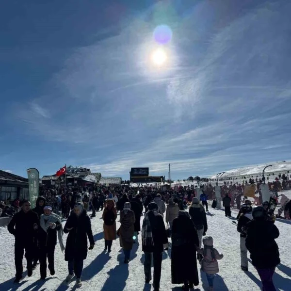 Erciyes Kayak Merkezi'nde kızakla kayan turistler-3