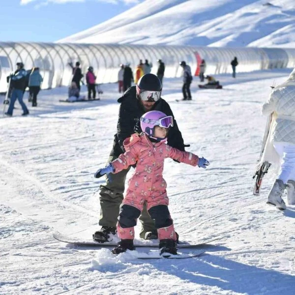 Erciyes Kayak Merkezi'nde snowboard yapan turistler-2