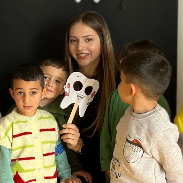 Erciyes Üniversitesi öğrencileri, ihtiyaç sahiplerine kıyafet yardımı yapıyorlar.-2