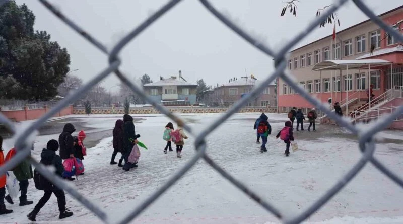 Erzincan'da Kar Yağışı ile Güne Başı 1