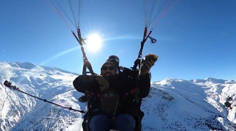 Erzincan'ın Ergan Dağı Kayak Merkezi'nde Kayak ve Paraşütle Waffle! 1